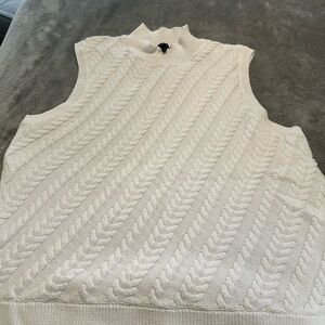Mock neck sleeveless sweater. Blend cotton/poly machine washablee sz xl